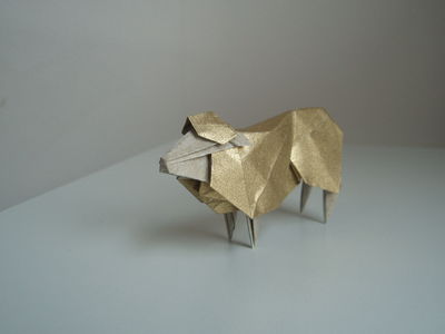 Mouton de Komatsu
Soie métalisée de 20cm
