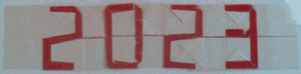 2023
Un peu tard pour souhaiter une bonne année 2023... Une réalisation, comme pour 2021, avec une seule feuille : une bande rectangulaire. On essaye d'optimiser l'efficacité (taille du modèle / longueur de la bande). Les chiffres 2 et 3 sont assez optimum ; il y a encore une marge de progression pour le 0.
