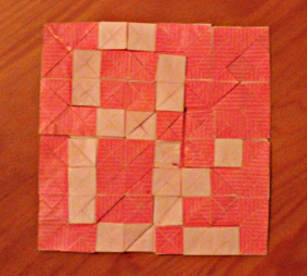 une matrice de pixel 8x8
Un échiquier mais dont chaque case a un mécanisme indépendant pour changer de couleur... ça se complique quand on veut partir d'un carré de papier bicolore au départ ; ça se complique beaucoup quand on veut minimiser la perte de papier (ratio de la taille du modèle fini sur la taille du carré de départ). Intéressé pour suivre le fond de l'histoire ? Consultez http://arxiv.org/abs/1510.07499
Mots-clés: changement_couleur complexité