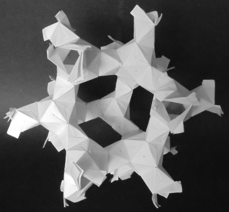 Deltaèdre hyperbolique n=7
Réalisation en modulaire (506 modules DeZZ de R. Lang) d'une surface à courbure discrète négative uniforme. La structure est celle du diamant ! 
