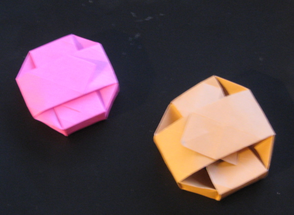 Boites de oschene
http://origami.oschene.com/archives/2009/01/29/im-afraid-of-hegemony/
