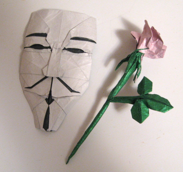 Rose et masque de Brian Chan
