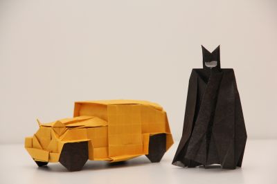 Vintage Car de Akira Kawamura et Batman de Ángel Morollón Guallar

