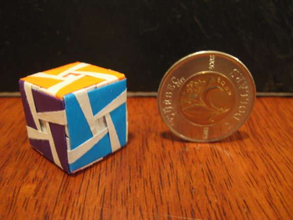 Whirl Cube de Meenakshi Mukerji
