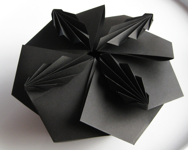 Four-leaves tato-box de Mélisande*
Pliée en papier Tant de 35cm
