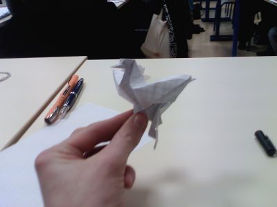 Une sorte d'oiseau étrange
Inspiré d'une pie s'étant lamentablement écrasé contre la porte de notre salle de cours après s'être embusquée par le fenêtre ouverte
