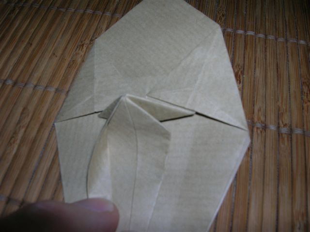 Cameleon_10
Sur chaque moitié de la patte, ramener une couche par dessus. cela revient à "inverser" la zone en creux en poussant par dessous.
