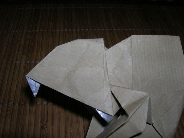Cameleon_18
Pli inversé intérieur pour affiner le museau. Bloquer le papier à l'intérieur. Replier le papier en excès sous la mâchoire.
