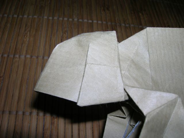 Cameleon_20
Faire un pli zig-zag vertical pour donner de la 3D à la tête.

