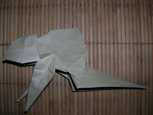 Cameleon_21
Plier la queue en 2 selon la longueur. déplier. Pli inversé intérieur pour la pointe vers la droite. 
