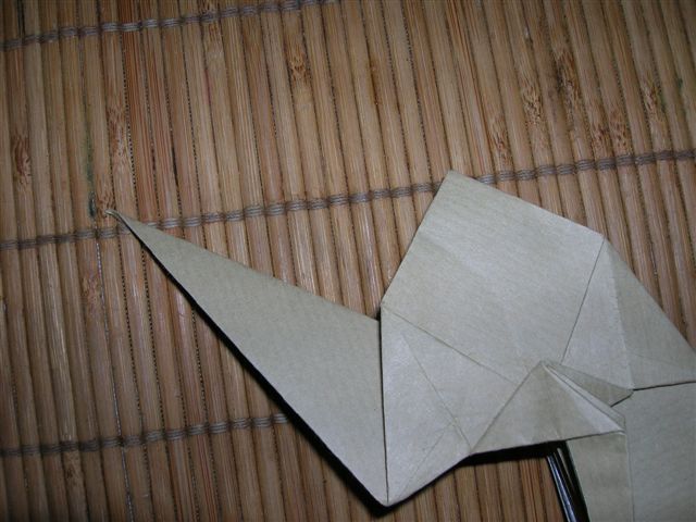 Cameleon_34
On repart de la même base de l'oiseau modifiée jusqu'à l'étape 8 précédente. Plie inversé intérieur de la partie gauche. Le repère, c'est le sommet du triangle.
