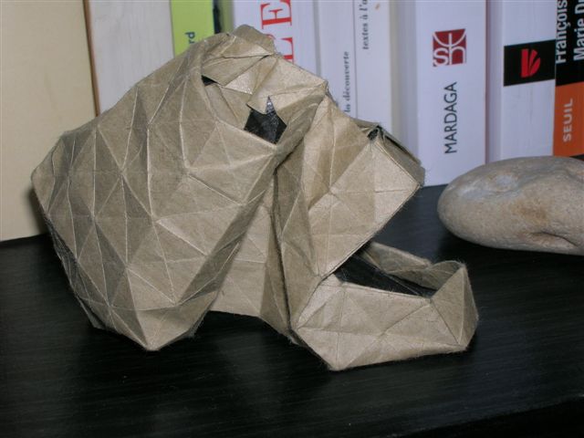 Crane_BoxPleating
Essai pour un crâne (hominidé plutôt qu'humain) en 3D. Box-pleating à partir d'une grille de 16X16. 

