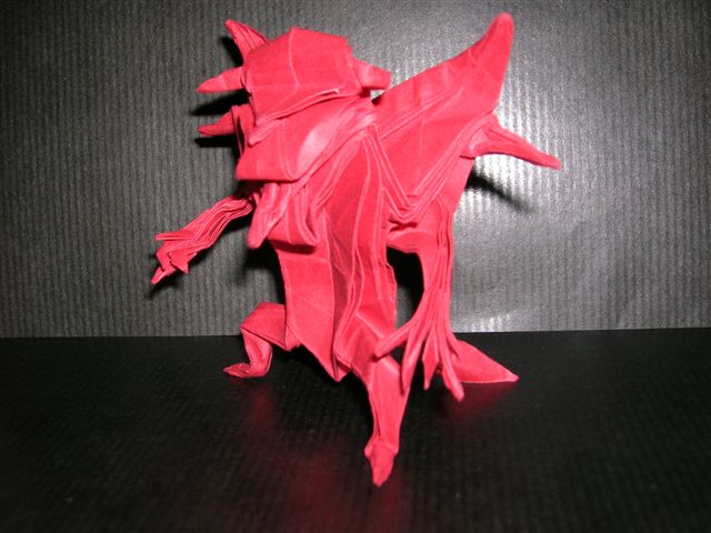 Devil_-_Jun_Maekawa_(3).
Devil de Jun Maekawa plié dans un carré de papier Tant (35 X 35)
Mots-clés: Devil Jun Maekawa