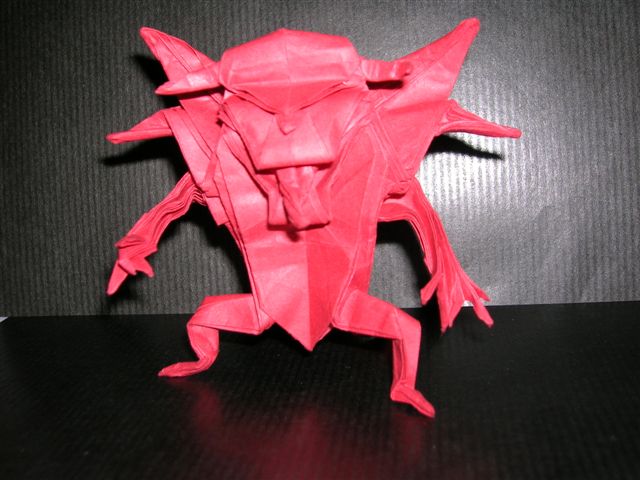 Devil_-_Jun_Maekawa_(4).
Devil de Jun Maekawa plié dans un carré de papier Tant (35 X 35)
Mots-clés: Devil Jun Maekawa