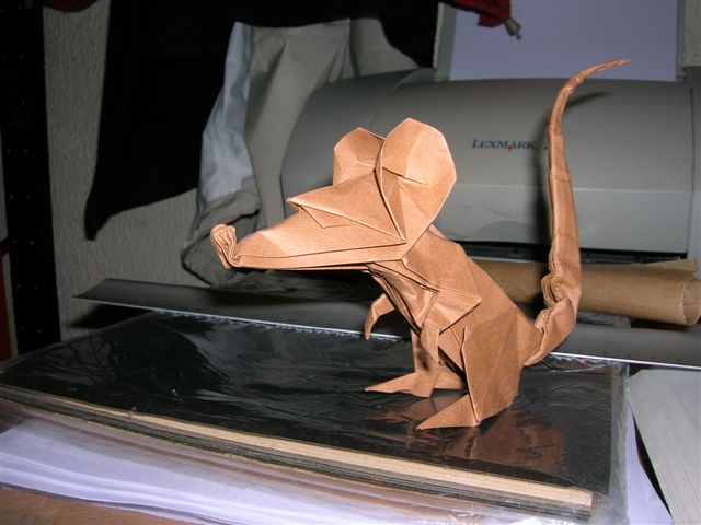 Rat d'Eric Joisel
Rat d'Eric Joisel plié avec du papier Tant de 35 par 35
Mots-clés: Rat Eric Joisel
