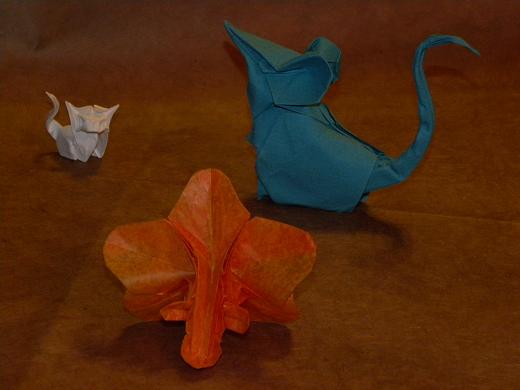 chaton et souris de Hoang Tien Quyet et orchidée de Robert Lang
Chaton et souris pliés dans du canson de 120g (50 hours of origami +) et orchidée pliée dans du double soie (Origami Design Secrets)
