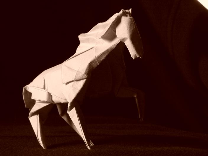 Cheval de Anibal Voyer
plié dans un carré de tant 35*35 cm
