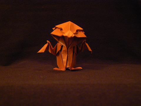 Bébé dragon de daniela Carboni
plié dans un carré de kraft 35*35 cm
ma soeur l'a baptisé Bibi...
