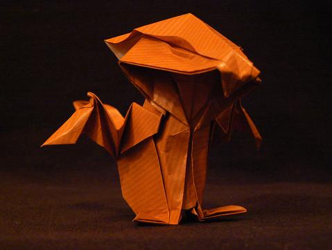 Bébé dragon de daniela Carboni
plié dans un carré de kraft 35*35 cm
ma soeur l'a baptisé Bibi...
