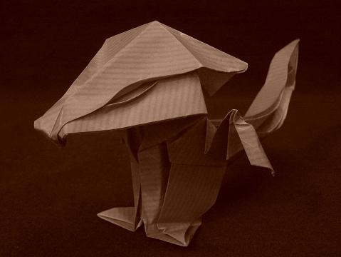 Bébé dragon de daniela Carboni
plié dans un carré de kraft 35*35 cm
ma soeur l'a baptisé Bibi...
