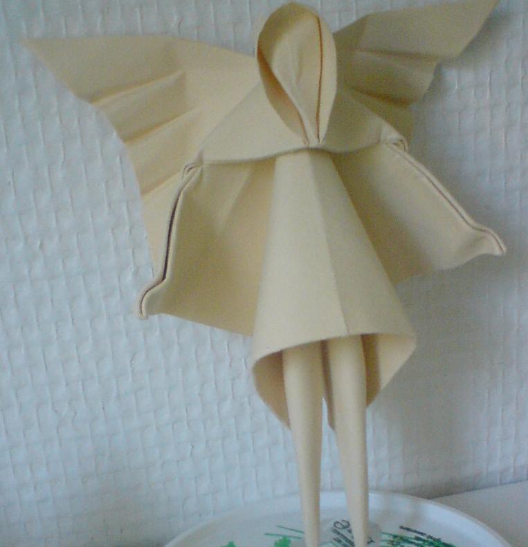 fée de Dave Brill
pliée en wet folding dans du canson de 160g et 24*24 cm
