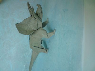 Tricératops de ??
Plié dans un papier dont je ne connais pas le nom (assez épais) et passé au MC.
