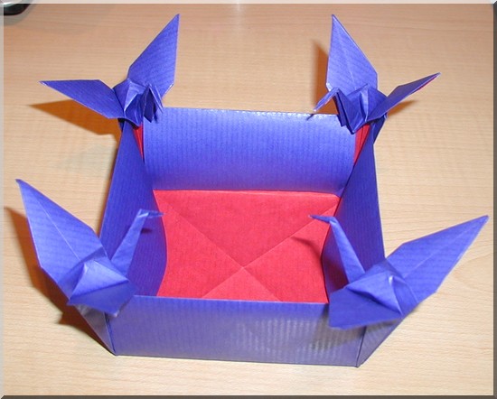 Boite traditionnelle japonaise
Boite traditionnelle japonaise - Papier kraft bicolore.
4 grues à plier sans déchirer le papier !!
