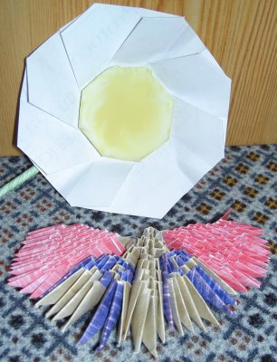 paquerette et papilion
Une petit fleur de printemps tirée du livre Panier Fleuri avec un papilion en modulaire chinois.
