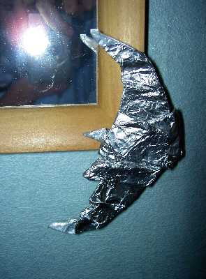 Lune
Voici une lune (et oui!). Je l'ai plié grâce avec du papier aluminium entre autre. 
