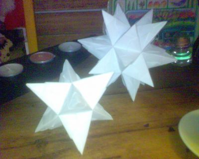 Modulaire 2
Mon second modulaire (le plus grand). Que j'ai offert à quelqun:). J'en ai donc refait un autre. Et dans la foulée un plus petit. 
Mots-clés: Modulaire etoile origami module