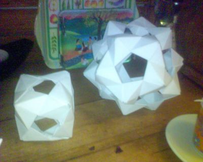 Modulaire
Bon bah voilà mon tout premier modulaire (le plus grand) puis j'ai tenté en petit cube^^". 
Mots-clés: Modulaire origami module