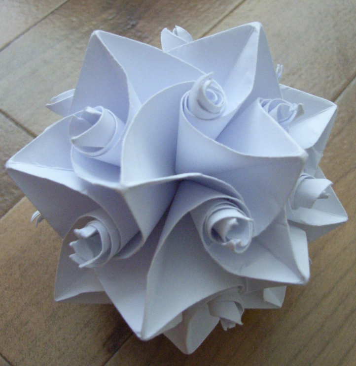 Une boule que j'ai faites pour passer le temps
Comme je l'ai expliqué lors de ma présentations, je me suis mis à l'origami car ma copine révise des examens, étant en attente de nouveau modèles, j'ai trouvé celui la sur le web... Vos impressions ?
