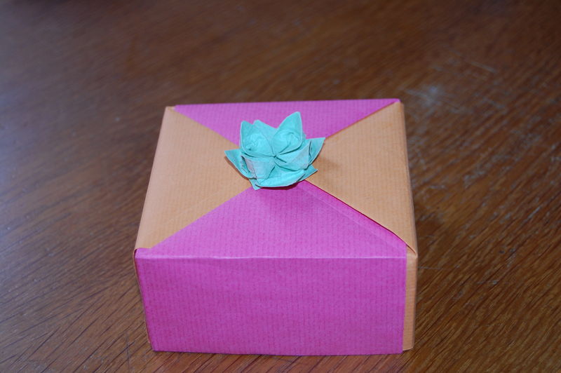 Ma première boîte
Voilà ma première boîte.Dessus j'y ai mis un lotus fait aussi pour la première fois.Cette boite contenait le coeur avec un gros je t'aime marqué dessus.en cadeau pour la fête des mères à ma tite femme!
