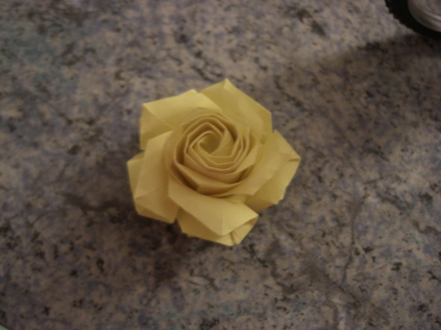 rose jaune
j'ai resseré le spiral du milieu et ça donne une rose plus réaliste !
