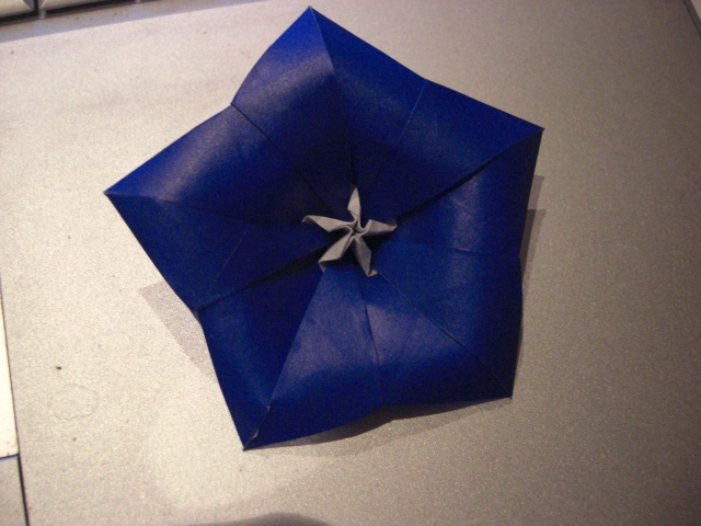 campanule 1
papier bicolore
je suis content d'y ajouter les pistiles
mais finalement je me suis rendu compte que la mienne est sur le meme principe que celle de momotani...
