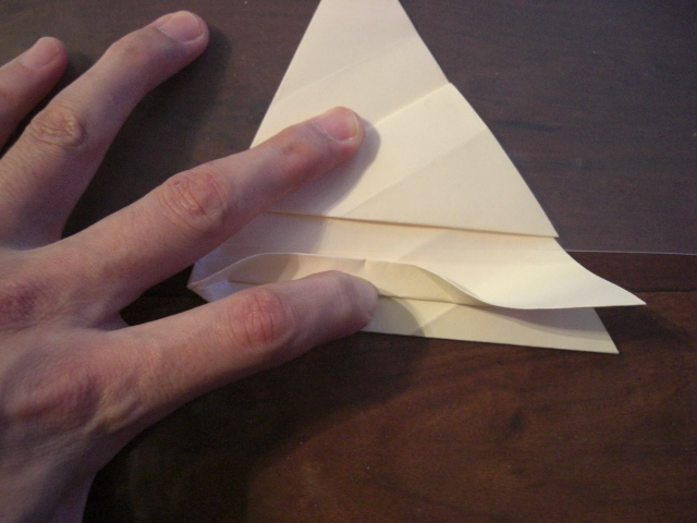 11
un tier et ne pas plier jusq'au bout sinon vous aurez des plis sur vos petales a la fin / one third. Don't fold all the way to the right otherwise you'll have creases on your petal at the end
fold one-third between two creases. Do not fold to both edges. Especially to the right edge because you'll have an extra crease on the petal. 

