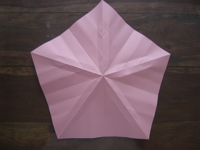 15
appatissez la feuille
open the paper and make it flat 

