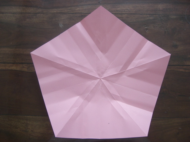 18
Plier 5 fois pareillement et retournez la feuille
make a crease five times and turn the paper over
