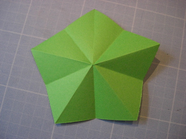 Prenez une feuille de la moitié de la taille de la rose ou un peu plus petite 
Take a sheet half size of the rose or a bit smaller

