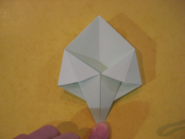 étape 12
faire pareils sur les trois autres côtés
si vous utilisez le papier bicolore, il faudrait inverser les plis pour que la pointe au milieu soit aussi en couleur. 
