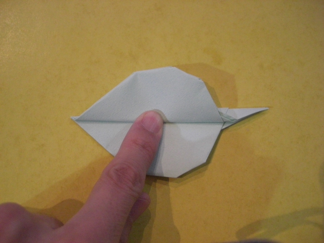 étape 17
plier à partir de la pointe de la feuille et a la base de la tige courte
