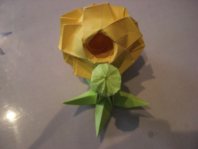 17
la rose est faite du pentagon découpé à partir du carré 25x25cm mais le calice est fait a partir du carré 15x15cm. 
