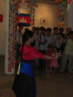 Belle, la danseuse kmère au vernissage
Elle est venue présenter son numéro de dense faot exprès pour le vernissage. 
Elle est danseuse contemporaine, mais formée à la danse traditionnelle combodienne. 
