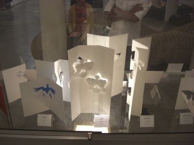 la vitrine de mes kirigamis
on a installé une lumière en sous
