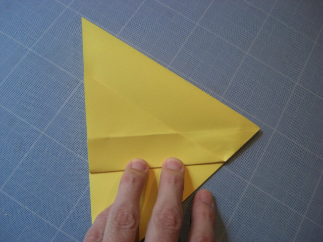 4 
ne pas plier trop fort sur le bord 
do not make a sharp crease on the edge
