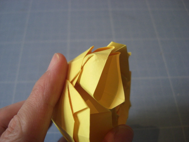 84 
retrouver le pli en courbe pour arrondire les petales
pull the petal to make it round 
