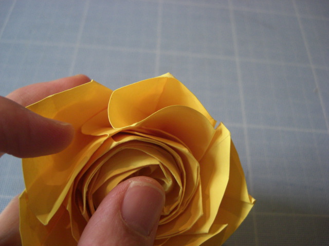 85 
arrondir le pétal à l'intérieur en même temps
curl the petal inside as well at the same time 
