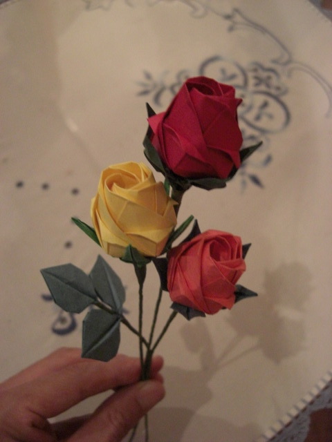 rose de kawasaki à 5 petales variante
j'ai reserré un peu le bas de la fleur et ajouté un calice plus grand. cette rose est plus étirée que la précédente. 
Mots-clés: rose kawasaki fivefold 5 petale