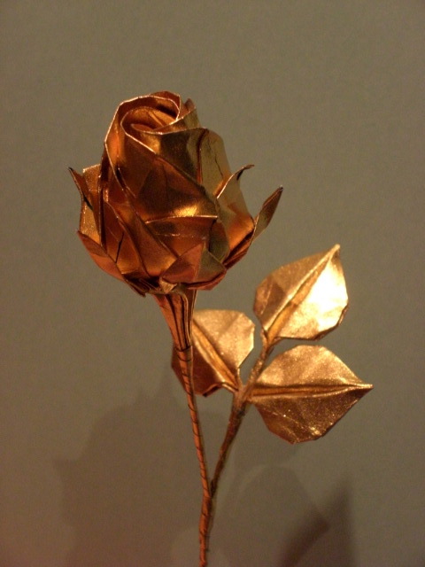 rose dorée
j'ai utilisé le papier doré de Toyo. 
Mots-clés: rose kawasaki fivefold 5 petale
