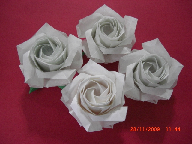 roses blanches
les trois roses sont faites de papier pour la relure qu'Yves m'avez donné. c'est pas mal.
la rose en premier rang est faite de Vivaldi de canson. ça c'est top !
